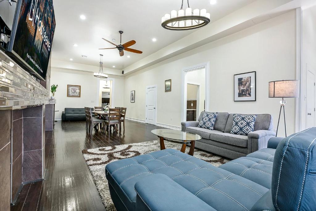 Una sala de estar con un sofá y una chimenea. en Stylish 4BR condo in Downtown by Hosteeva, en Nueva Orleans
