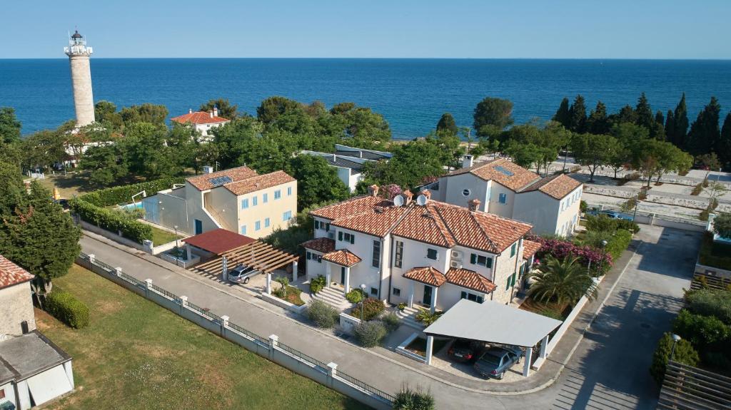 una vista aérea de una casa con el océano en Villa Jazzbina, en Savudrija