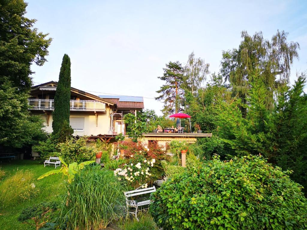 a house with a garden in front of it at Casa Luna in Ballrechten-Dottingen