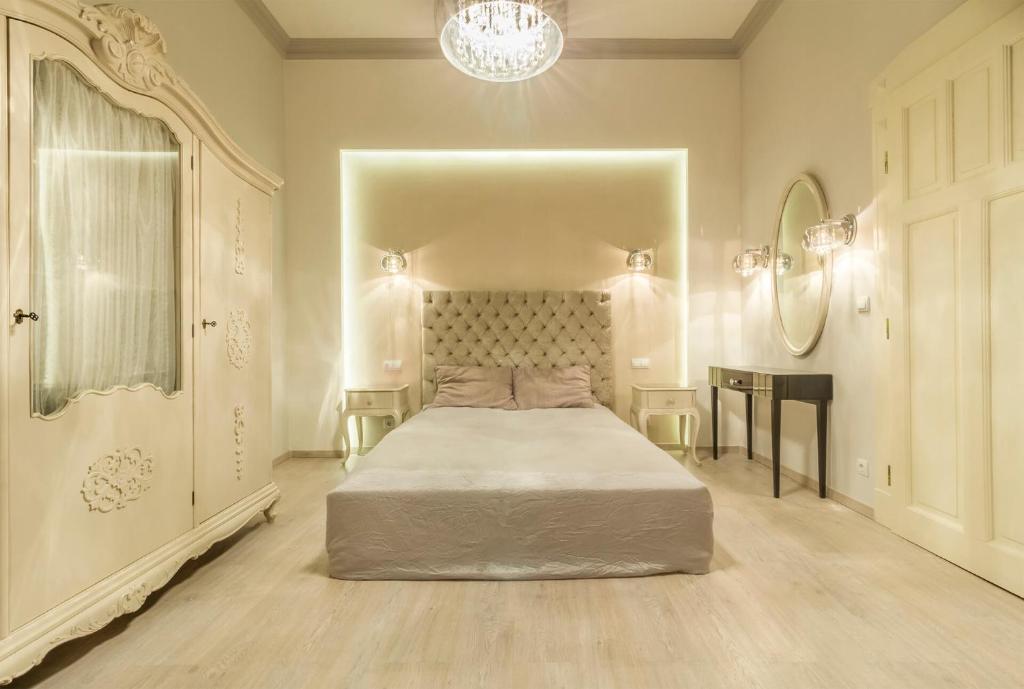 ブダペストにあるVori Vori De Luxe Apartmentの白いベッドルーム(ベッド1台、テーブル付)