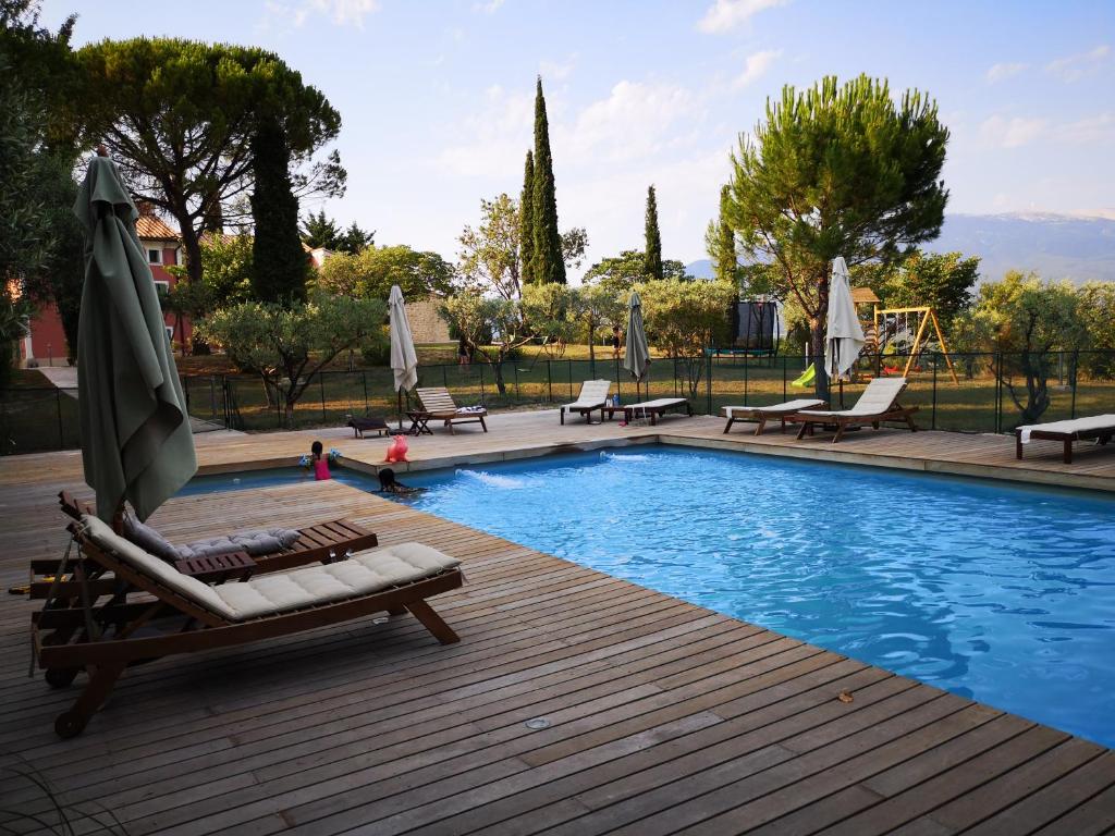 Piscina de la sau aproape de La Bastide du Limon