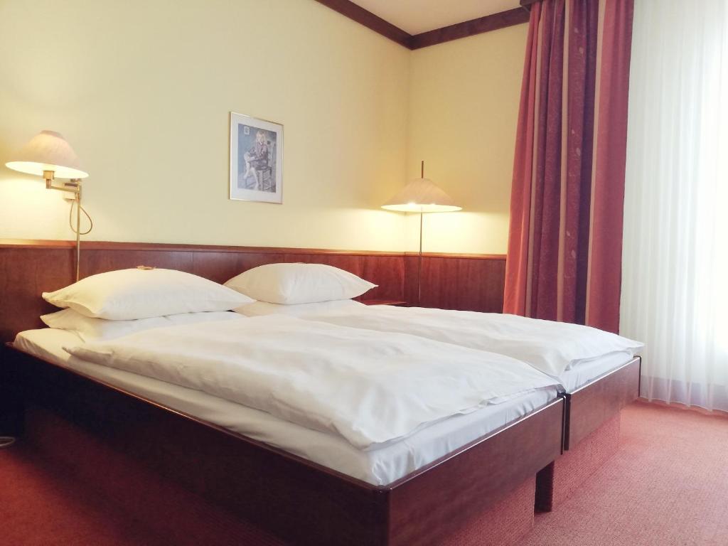 Postel nebo postele na pokoji v ubytování Leine Hotel