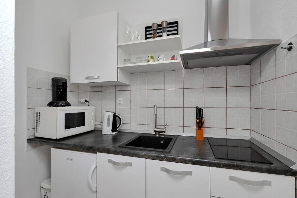 Kuchyňa alebo kuchynka v ubytovaní Villa Sukara