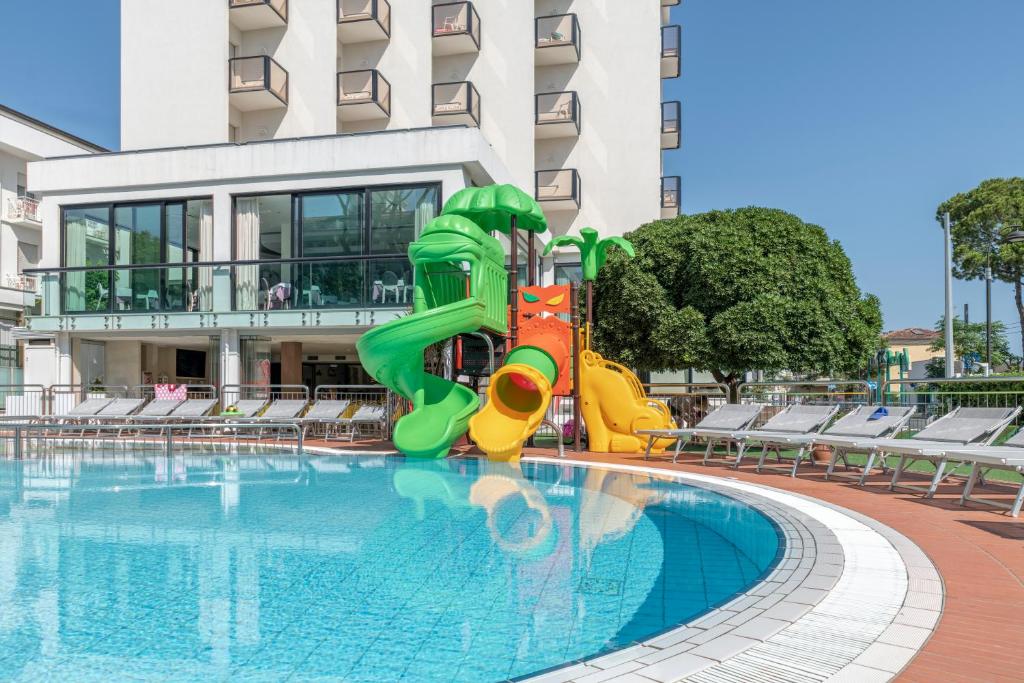 una piscina con scivolo in un hotel di Hotel 2000 con Piscina e Giardino a Riccione