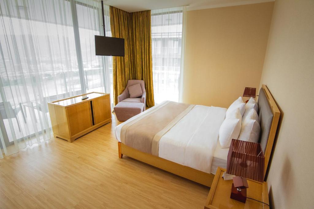 Postel nebo postele na pokoji v ubytování Lisi Hills Hotel