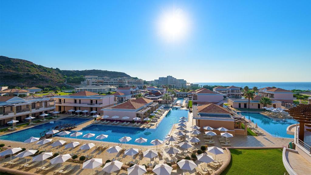 een luchtzicht op een resort met een zwembad en parasols bij La Marquise Luxury Resort Complex in Faliraki
