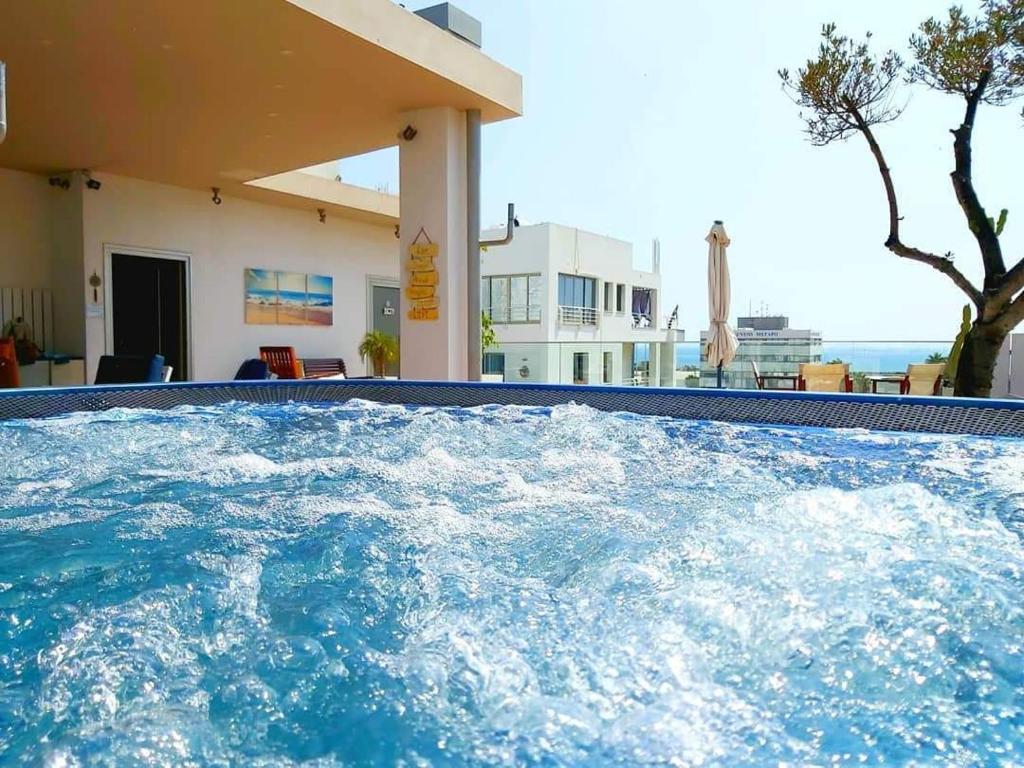 Bazén v ubytování Mesogios House Suites nebo v jeho okolí