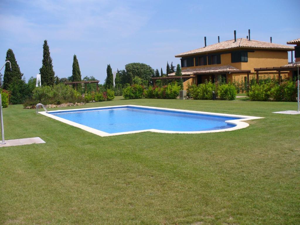 a swimming pool in the yard of a house at Villa Torremirona Resort Palmeras in Navata