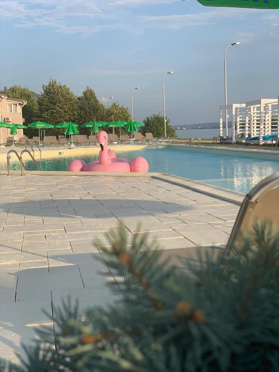 Bazén v ubytování Riviera by Queens Hotel and Resort nebo v jeho okolí