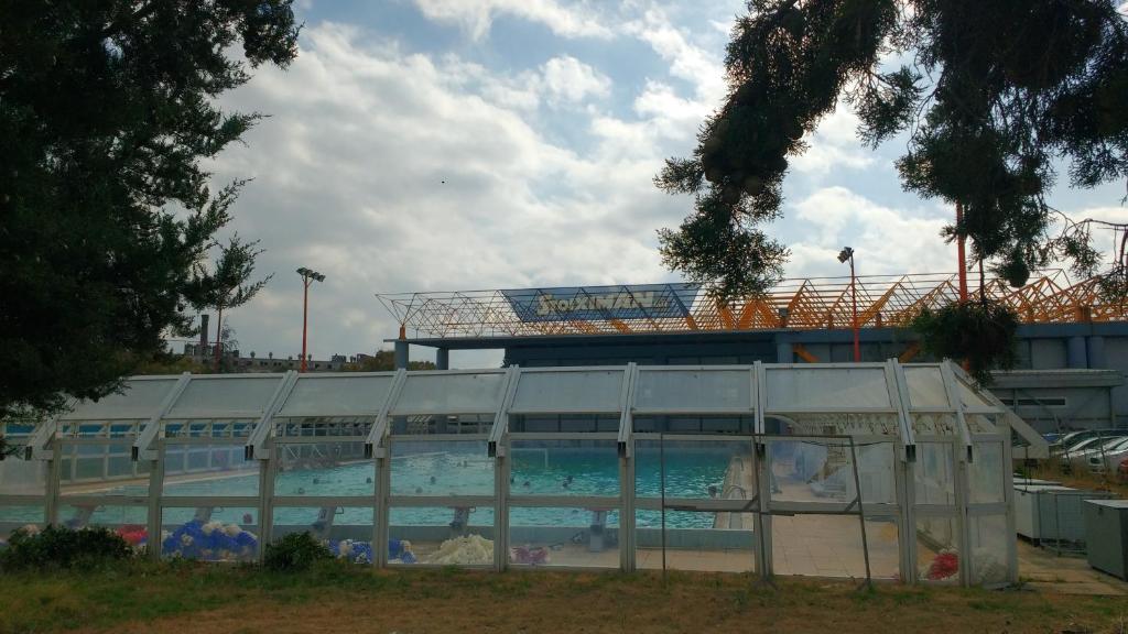 Bazén v ubytovaní CENTER in the city near the sea and conference center of concert hall alebo v jeho blízkosti