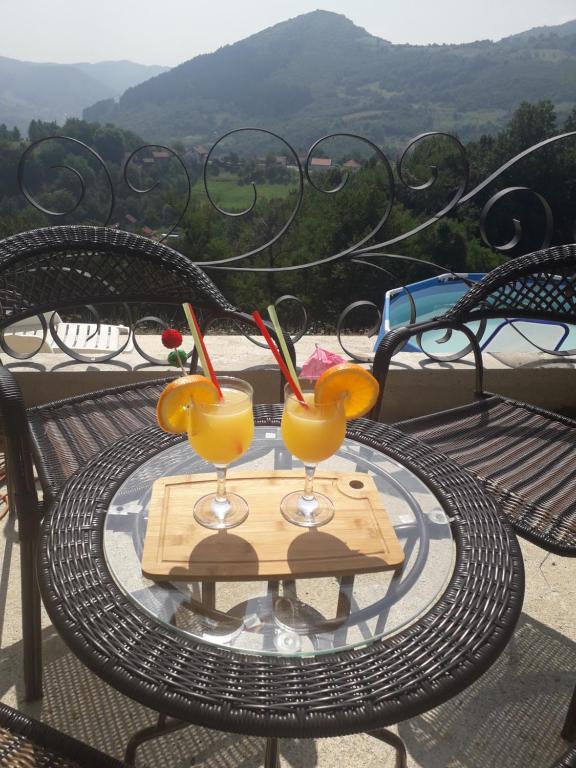 una mesa con dos bebidas en el balcón en Holiday home Ajla, en Visoko