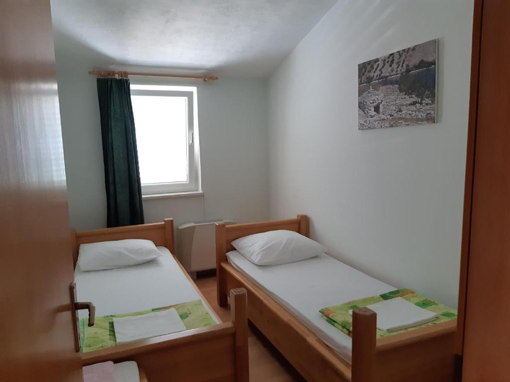 Posteľ alebo postele v izbe v ubytovaní Apartments Primosten