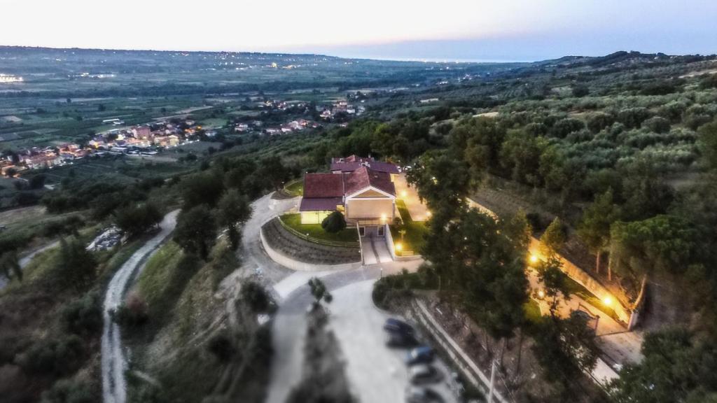 una vista aérea de un edificio y un río en Agriturismo Tenuta Villa Catena, en Paglieta