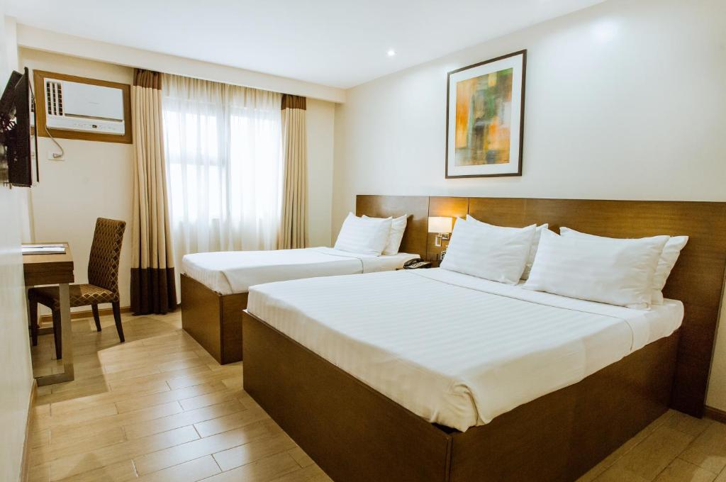 Postel nebo postele na pokoji v ubytování Golden Prince Hotel & Suites
