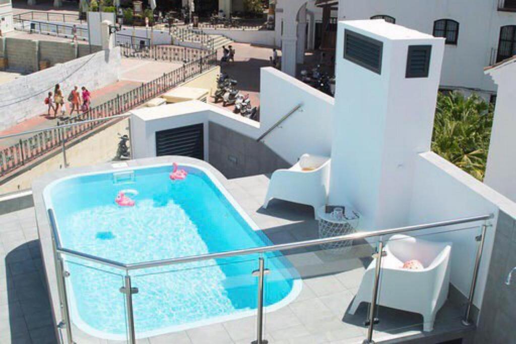 Bazén v ubytování Apartamento 1 Gran8Nerja nebo v jeho okolí
