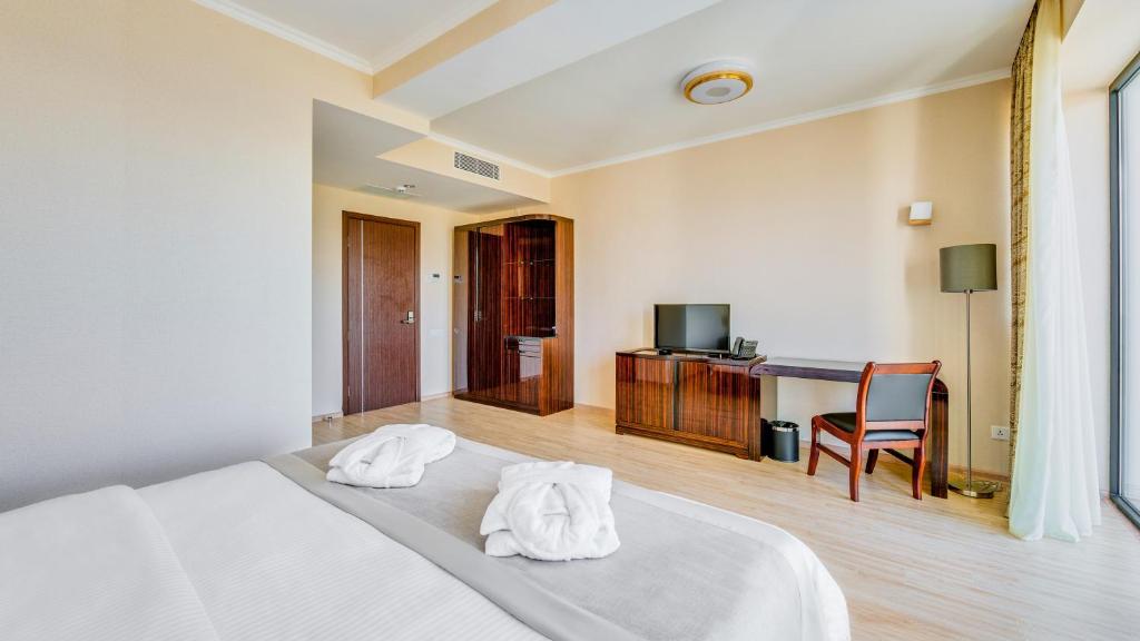 Postel nebo postele na pokoji v ubytování Lisi Hills Hotel