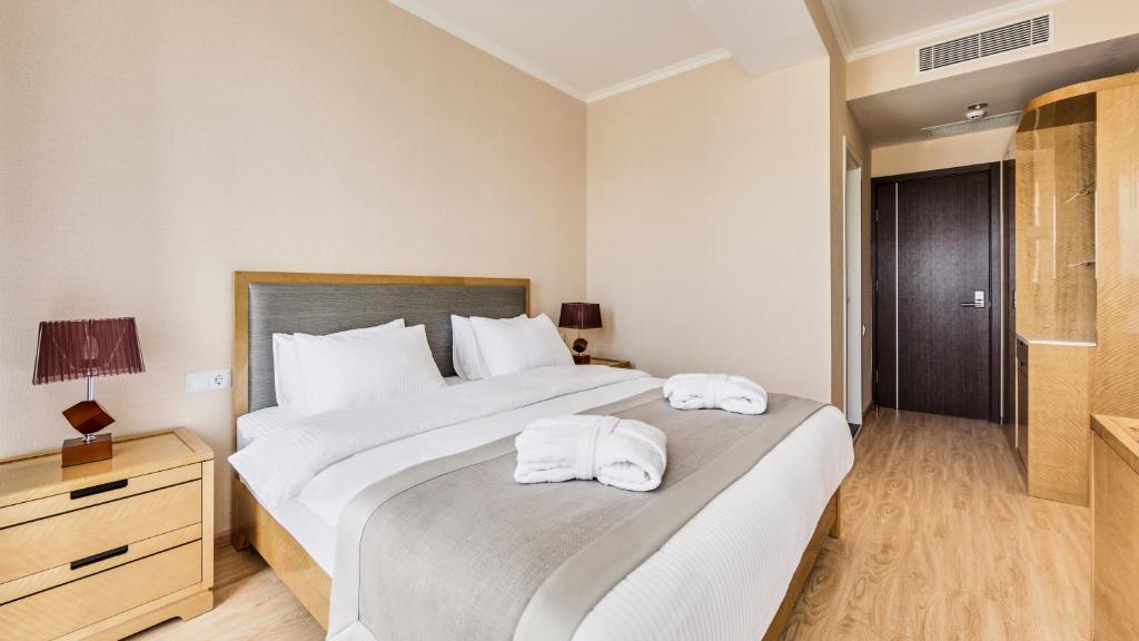 Postel nebo postele na pokoji v ubytování Lisi Hills Hotel