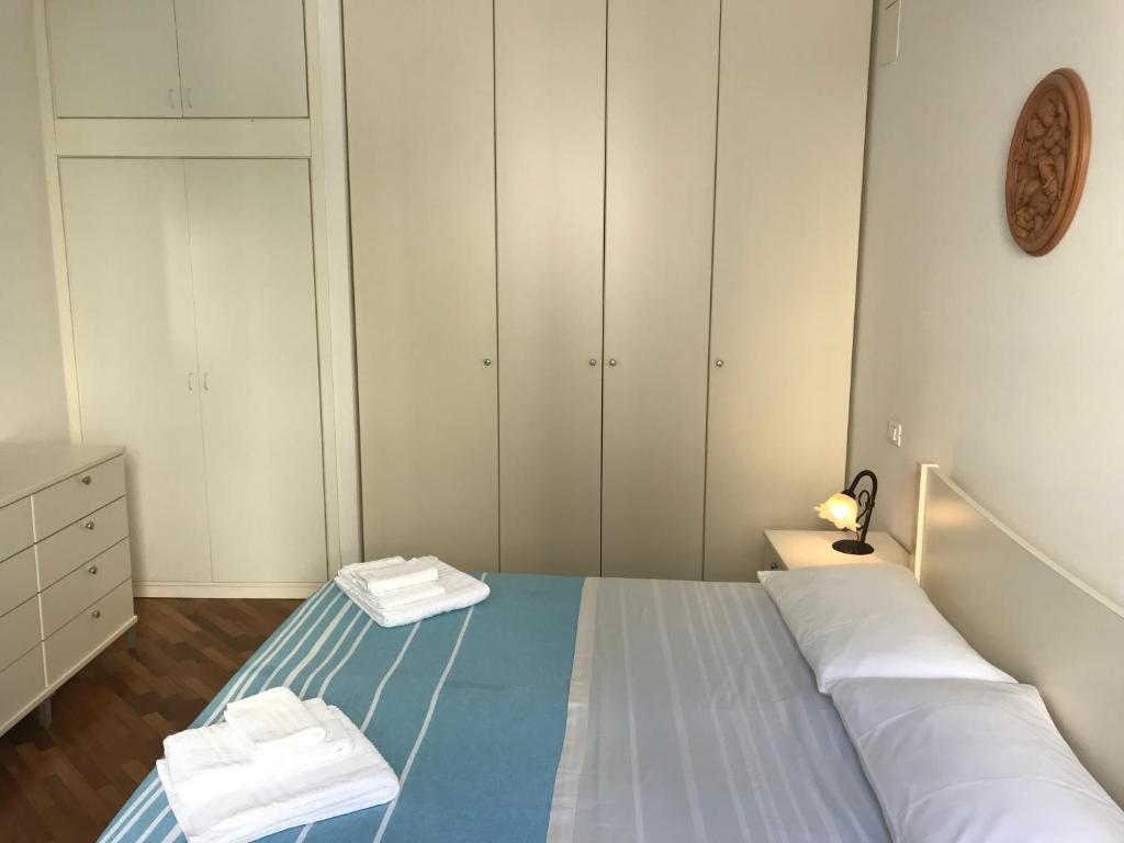 um quarto com uma cama com armários brancos em Casavacanze estate 3 em San Benedetto del Tronto