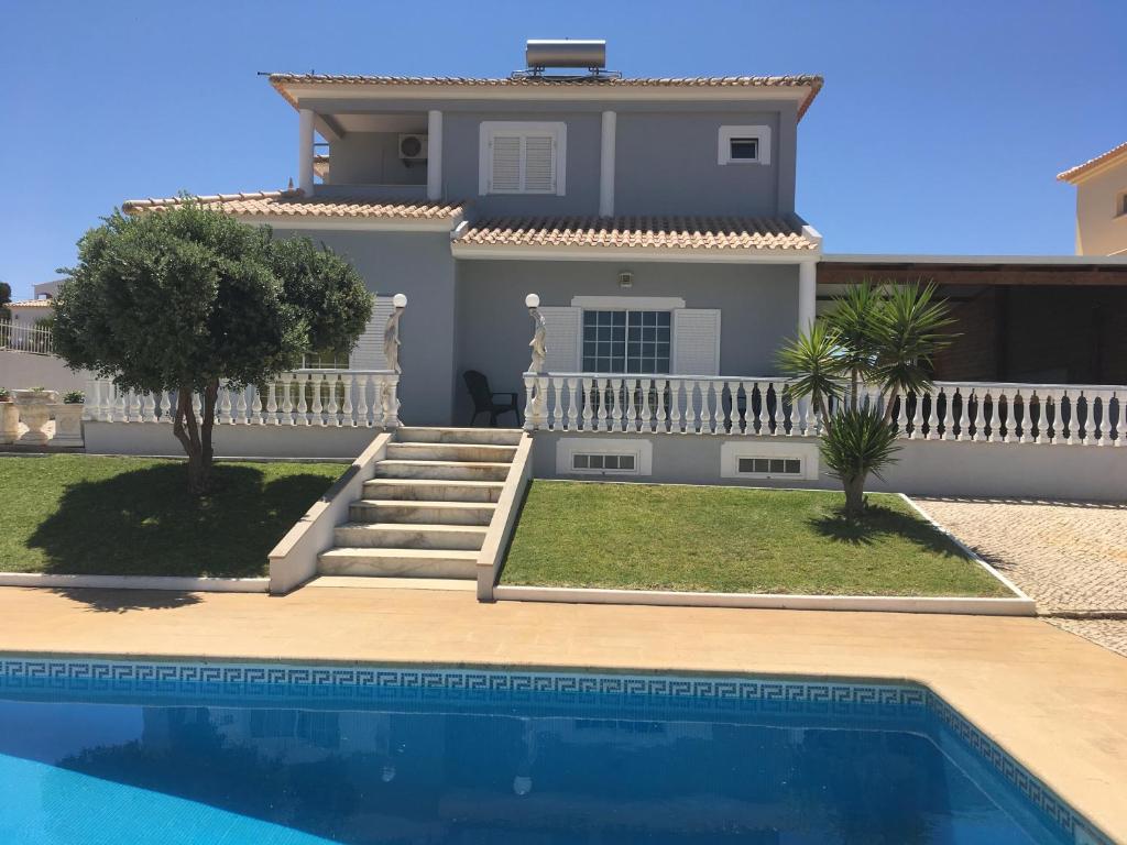 une maison avec une piscine en face de celle-ci dans l'établissement Villa Vale Carro, à Albufeira