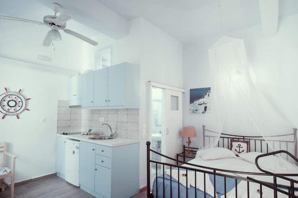 eine Küche mit einem Bett und einem Waschbecken in einem Zimmer in der Unterkunft Studio Lefaki in Rethymno