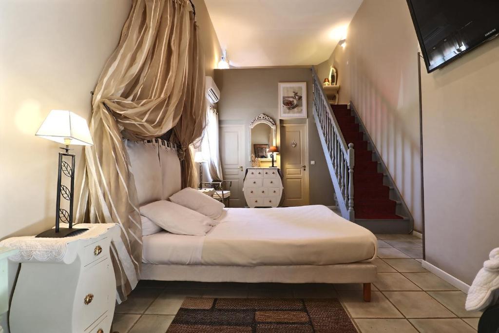 La Villa Blanche - Quadruple Room (4 Adults + 0 Children) With Bath