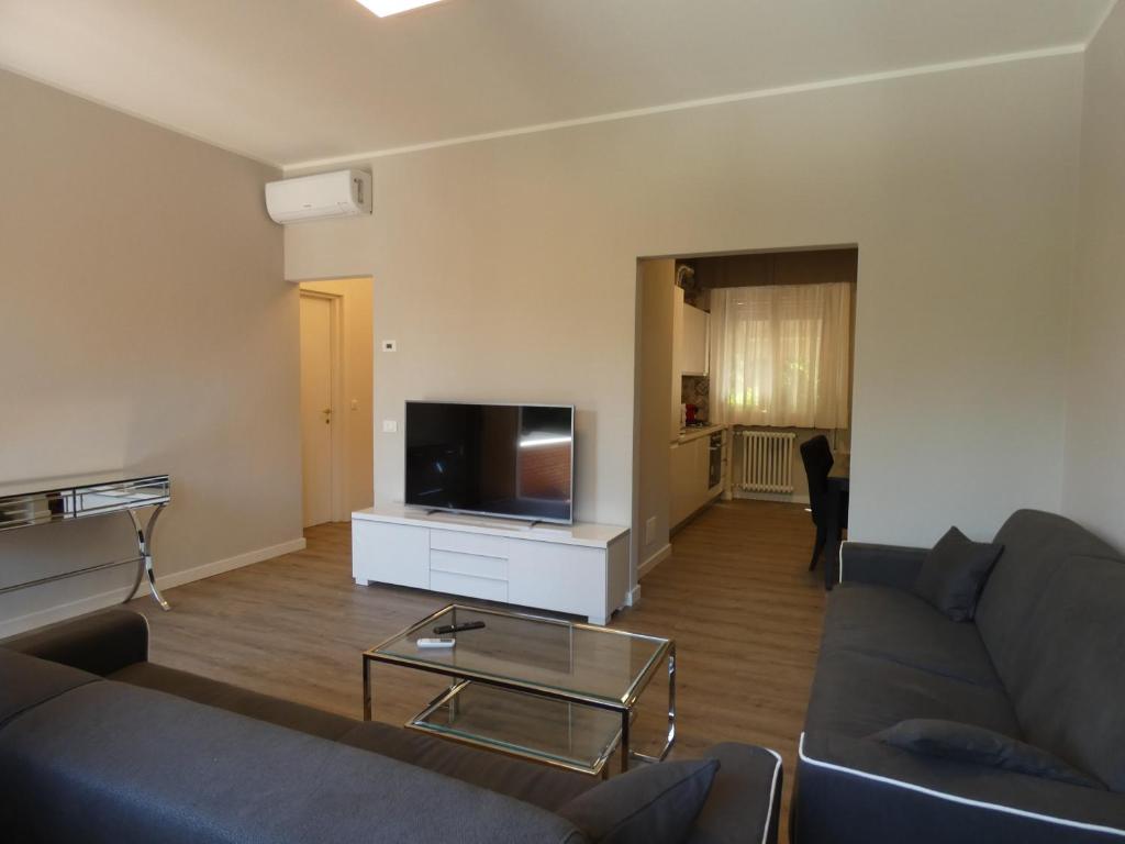 ein Wohnzimmer mit einem Sofa und einem Flachbild-TV in der Unterkunft Villa Allende in Forte dei Marmi