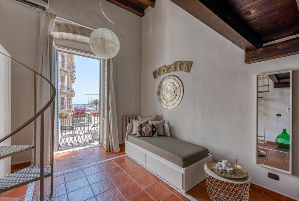 ein Wohnzimmer mit einem Sofa und einem Fenster in der Unterkunft Old Town Loft M8 Bari in Bari