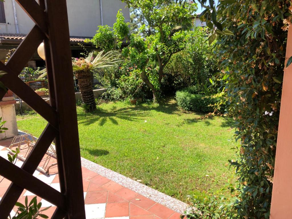 A garden outside DaCapo Rooms