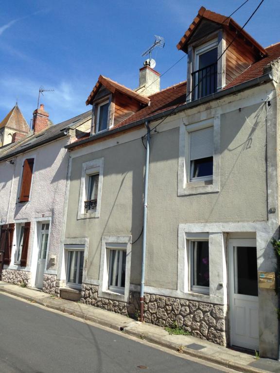 a white house on the side of a street at Maison de la Grève in Ouistreham