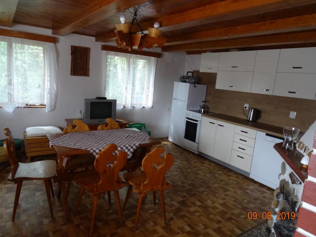 Kuchyň nebo kuchyňský kout v ubytování Chata Kamberk