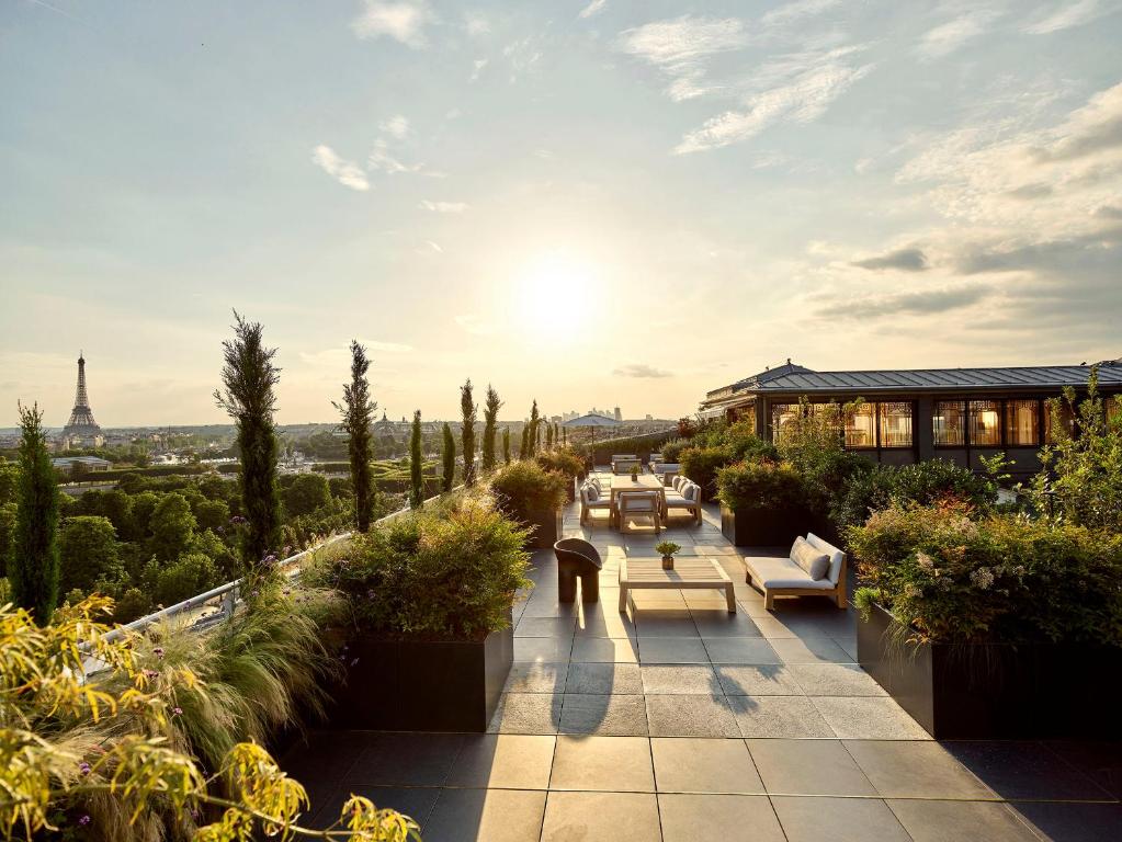 um pátio com vista para a torre Eiffel em Le Meurice – Dorchester Collection em Paris