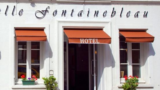 ein Hotelschild auf der Vorderseite eines Gebäudes in der Unterkunft Hôtel Belle Fontainebleau in Fontainebleau