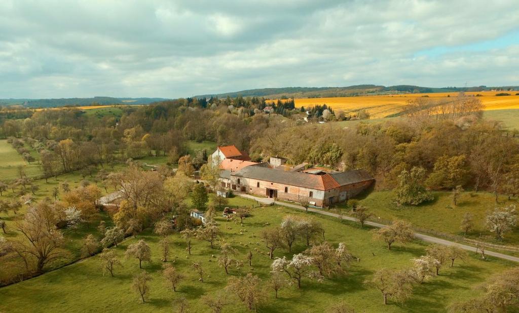 eine Luftansicht eines Hauses auf einem Feld in der Unterkunft Ferienwohnung Kroppenmühle in Schönburg