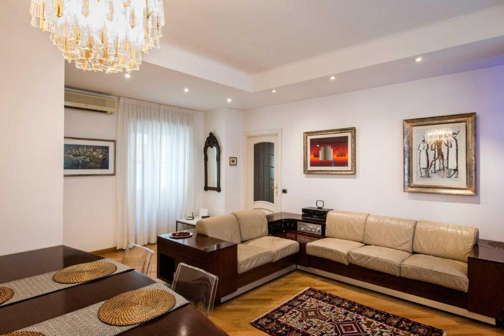 een woonkamer met een bank en een tafel bij Eucalyptus Resort - Roma San Paolo - in Rome