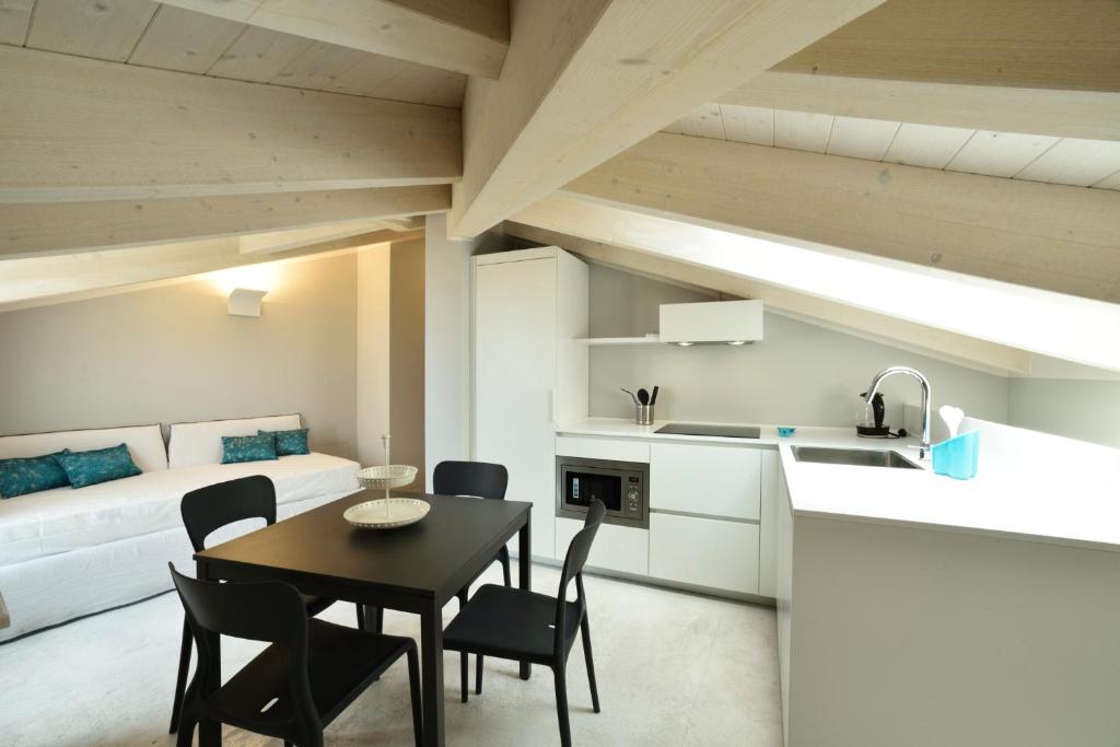 ライグエーリアにあるBoutique Hotel de la Villeのテーブルと椅子のあるキッチンとダイニングルーム