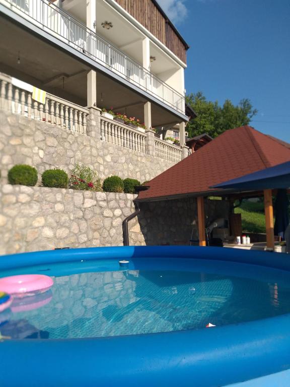 uma piscina em frente a um edifício em Guest Oase Pavlovića Staze Pribojska Banja em Pribojska Banja
