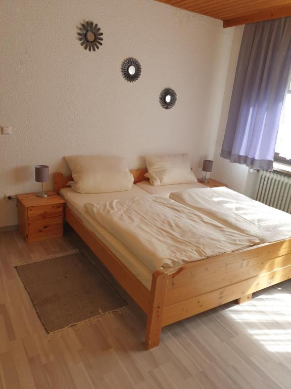 Postel nebo postele na pokoji v ubytování Gasthof Pension Weißes Rössl
