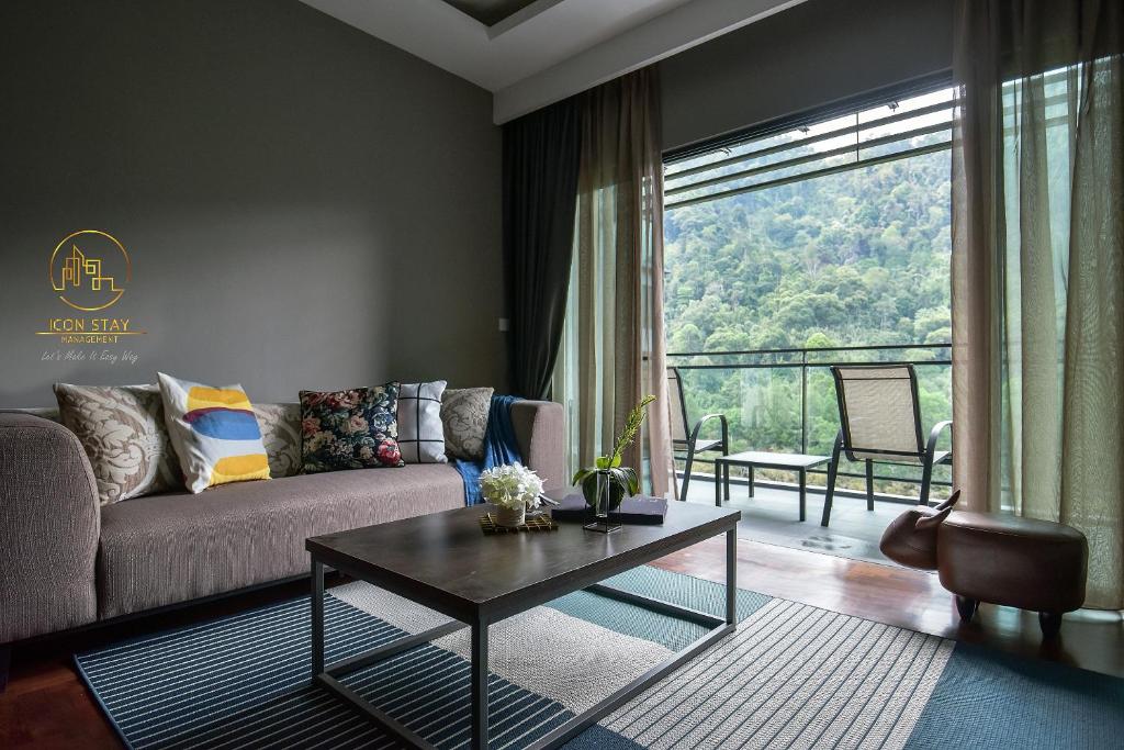 sala de estar con sofá y mesa en Vista Residences Genting Highlands Pahang @ Icon Stay en Genting Highlands