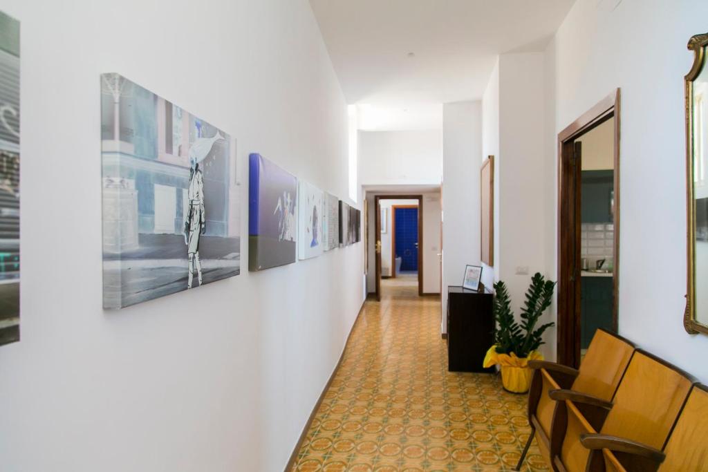 korytarz z obrazami na ścianach budynku w obiekcie A Casa di Nina Guest House w mieście Neapol