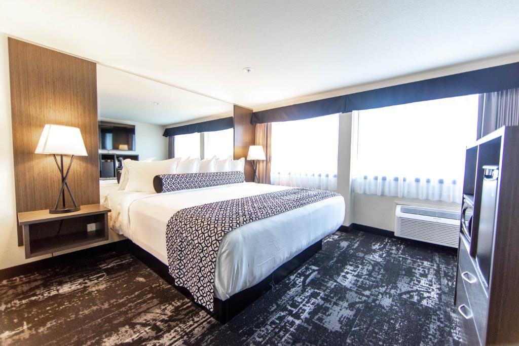 Habitación de hotel con cama y TV de pantalla plana. en Centennial Hotel Spokane en Spokane