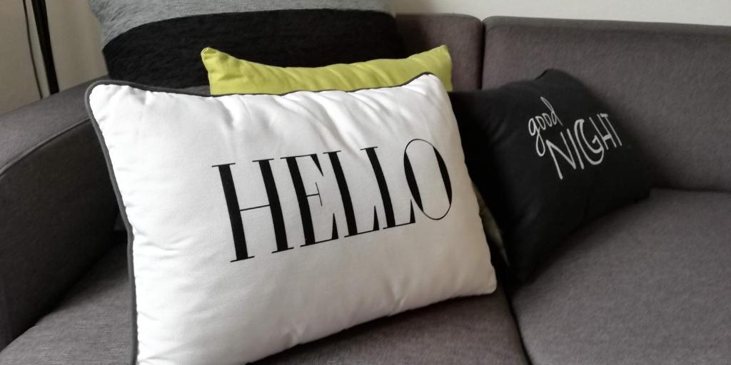 un divano con due cuscini con la parola ernia sopra di Elena a Arzúa