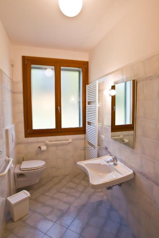 Koupelna v ubytování Agriturismo Fiumi Uniti