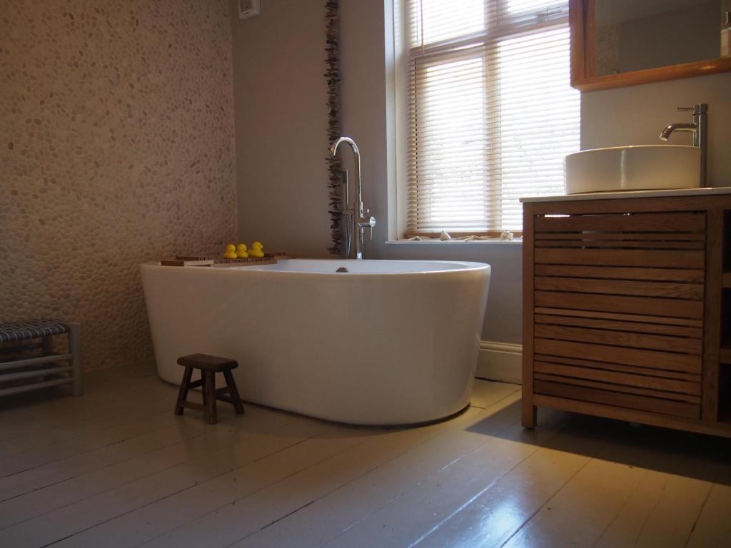 Foto dalla galleria di Beach Break - Top Designers Own Home a Poundstock