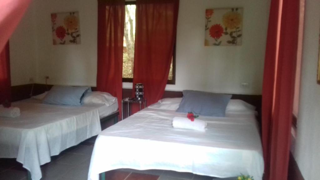 Postel nebo postele na pokoji v ubytování Villa De Los Monos, casitas equipadas en Guanacaste
