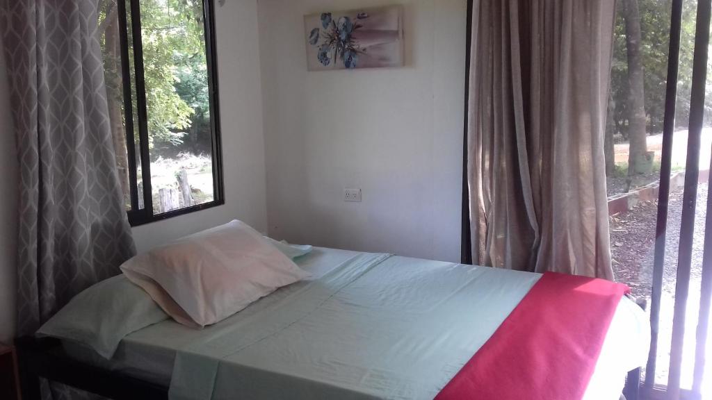 Postel nebo postele na pokoji v ubytování Villa De Los Monos, casitas equipadas en Guanacaste