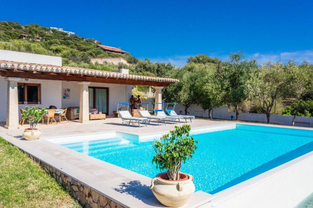een villa met een zwembad en een huis bij Villa Rosi in Capitana