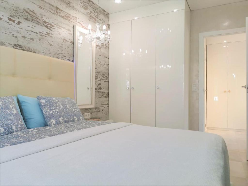 A bed or beds in a room at Apartment Orlando Wave