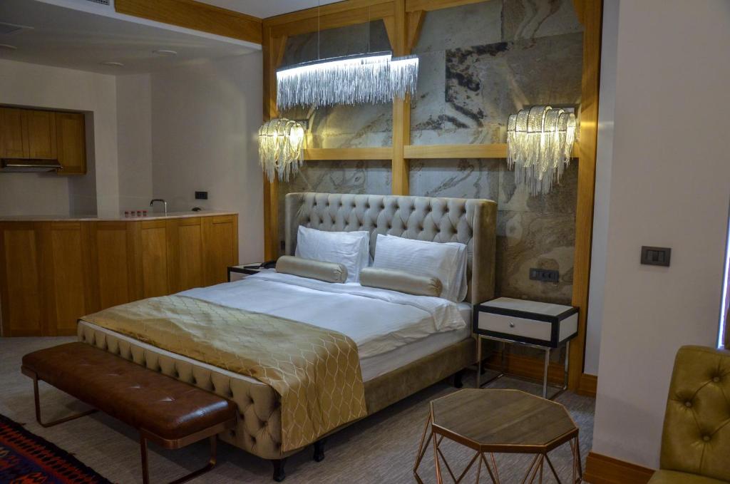 Postel nebo postele na pokoji v ubytování Shirvanshah Hotel