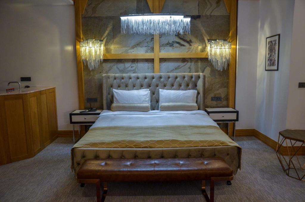 Postel nebo postele na pokoji v ubytování Shirvanshah Hotel