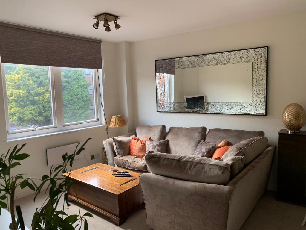 Zona d'estar a 2 Bedroom Apartment in Central Windsor